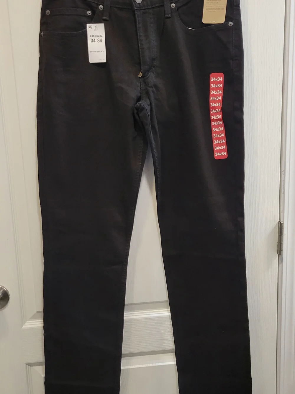 Levi's Slim Straight Men's Jeans in Black with Red Size Sticker - Picture 1 of 3